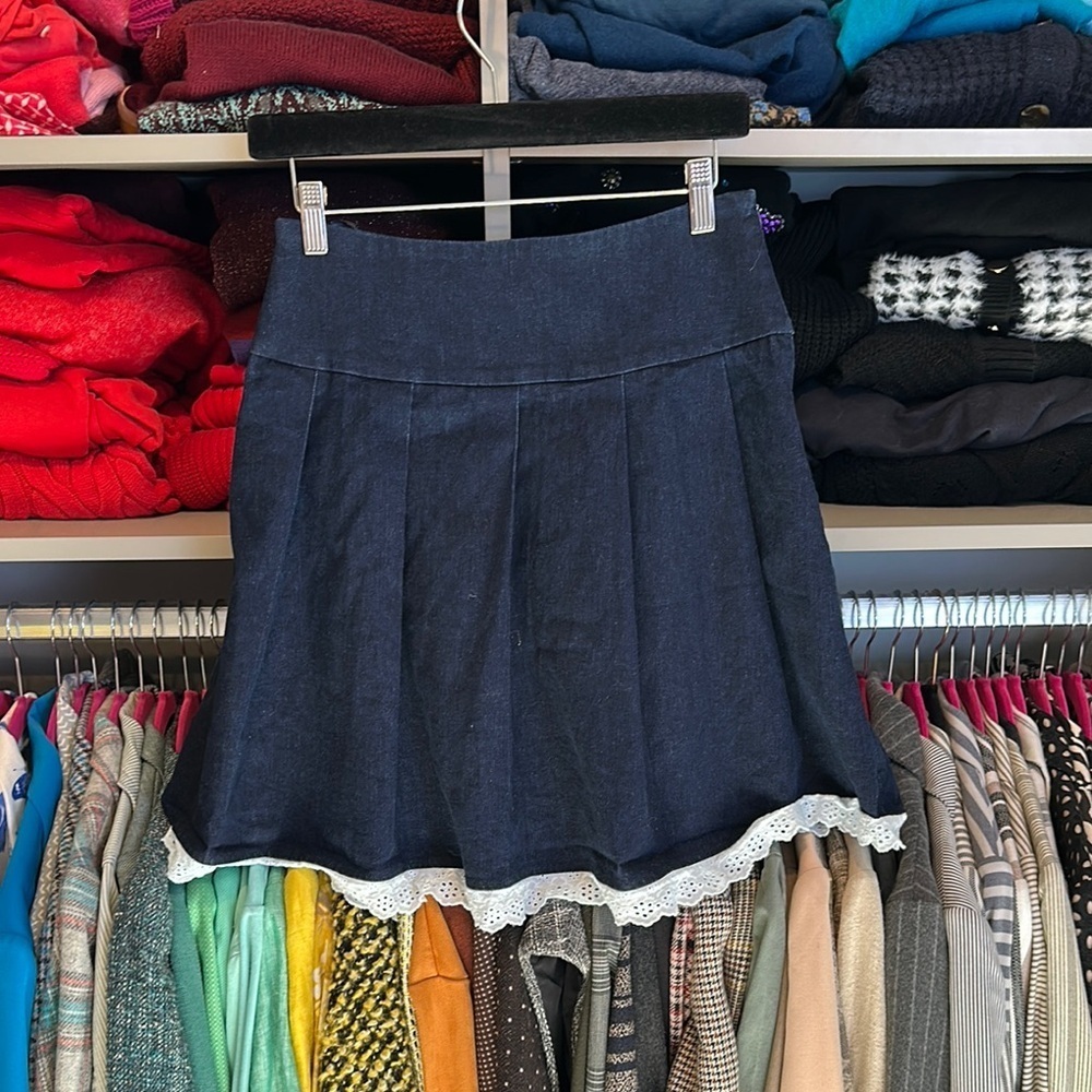 Motel blue white eyelet hem pleated jean skirt size XS
